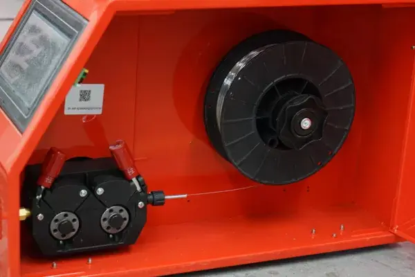 Nueva-maquina-manual-de-soldadura-y-limpieza-laser-4-en-1-con-cabezal-de-soldadura-Chaoqiang-SUP23T-en-venta10-600x400.webp